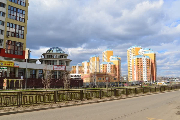 KRASNOGORSK, RUSSIE - 22 AVRIL 2015 : Les nouveaux quartiers de construction en banlieue. Superficie du développement résidentiel sur environ 2 millions de pieds carrés — Photo