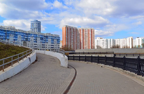 KRASNOGORSK, RÚSSIA - 22 de abril de 2015: Os novos bairros de construção nos subúrbios. Área de desenvolvimento residencial em cerca de 2 milhões de pés quadrados — Fotografia de Stock