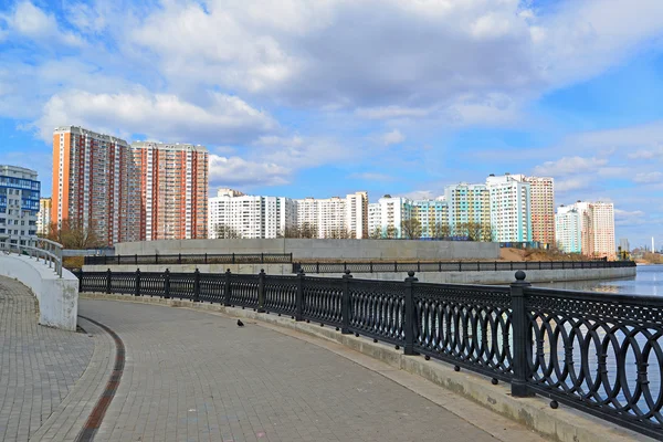 KRASNOGORSK, RUSSIE - 22 AVRIL 2015 : Les nouveaux quartiers de construction en banlieue. Superficie du développement résidentiel sur environ 2 millions de pieds carrés — Photo