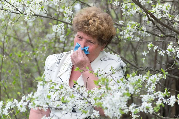 Mulher com rinite alérgica no jardim da primavera — Fotografia de Stock