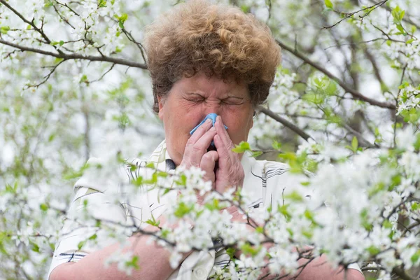 Mulher com rinite alérgica no jardim da primavera — Fotografia de Stock