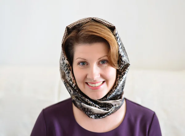 Πορτραίτο μιας γυναίκας με μαντίλα. Ρωσικής τεχνοτροπίας. — Φωτογραφία Αρχείου