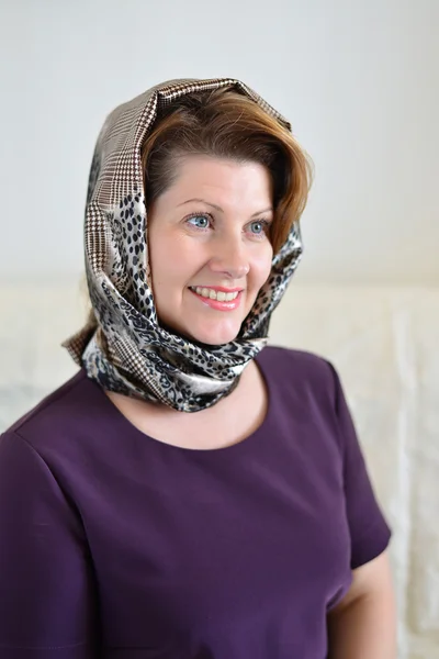 Portrét ženy v šátek. Ruský styl. — Stock fotografie