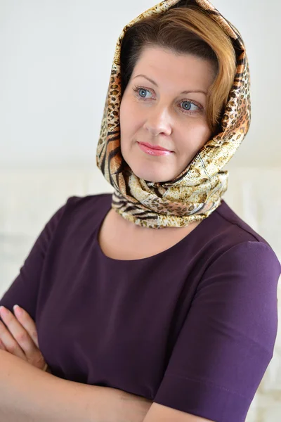 Retrato de uma mulher com lenço na cabeça. Estilo russo . — Fotografia de Stock