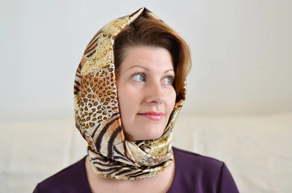 Porträt einer Frau mit Kopftuch. Russischer Stil. — Stockfoto