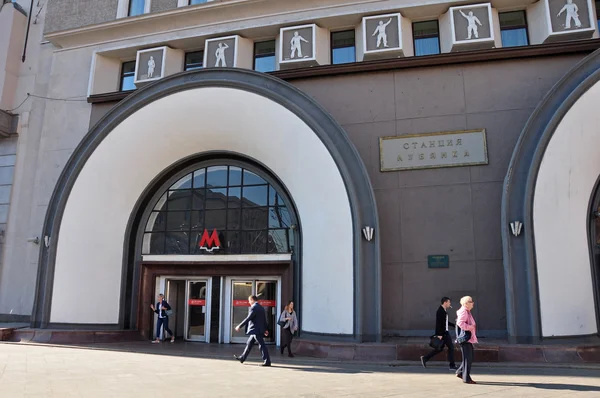 MOSCOW, RUSSIA - 21.09.2015. Entrance to  subway station Lubyanka — Stockfoto