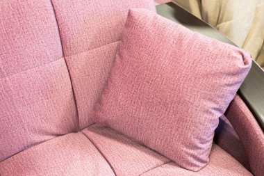 Evde kanepe üzerinde güzel yastık