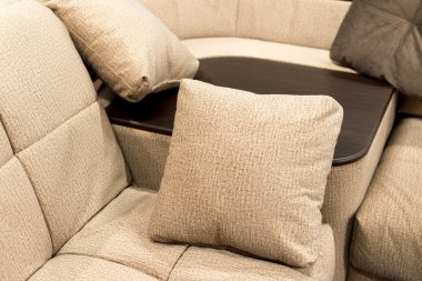 Evde kanepe üzerinde güzel yastık