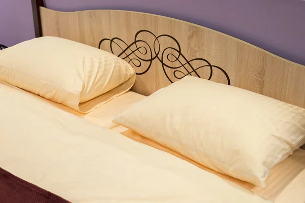 Kuddar på sängen i sovrummet — Stockfoto