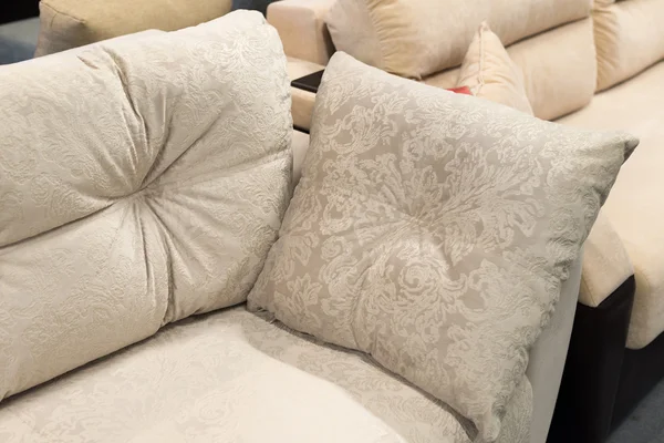 Bantal indah di sofa di rumah — Stok Foto