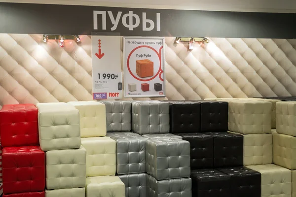 Moscow, Rusland - 24.09.2015. Het interieur van winkel Hoff - een van de grootste Russische meubilair netwerk. Leer krukjes — Stockfoto