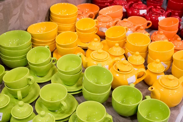 Много чайных чашек и тарелок на столе — стоковое фото