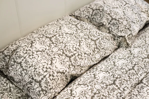 Almofadas na cama no quarto — Fotografia de Stock
