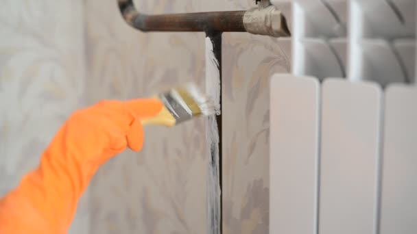 Dipinge un radiatore scaldante in appartamento — Video Stock