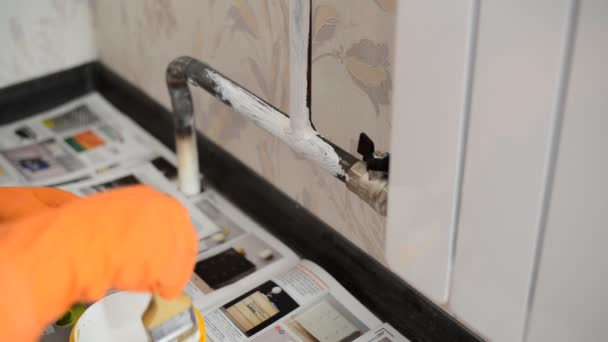 Peint un radiateur de chauffage dans l'appartement — Video