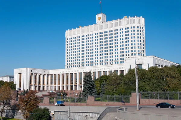 Москва, Россия - 09.21.2015. Дом Правительства Российской Федерации - Белый Дом . — стоковое фото