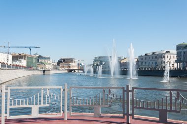 Moskova, Rusya - 09.21.2015. Moskova Nehri drenaj kanalları üzerinde çeşmeler