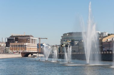 Moskova, Rusya - 09.21.2015. Moskova Nehri drenaj kanalları üzerinde çeşmeler