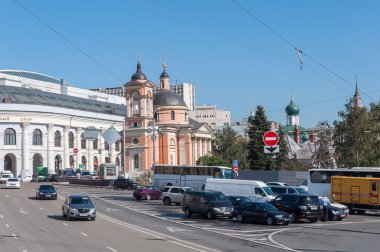 Moskova, Rusya - 09.21.2015. Görünüm Gostiny Dvor ve büyük şehit Varvara Vasilyevsky Spusk üzerinde Tapınağı