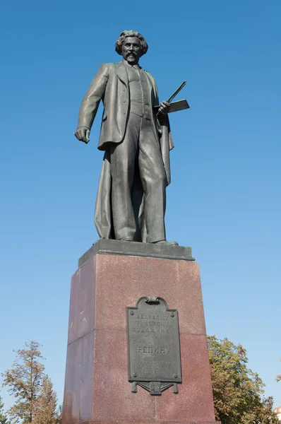 Moscow, Russia - 09.21.2015.  Monument to  famous painter Repin in Bolotnaya Square — Stock Photo, Image