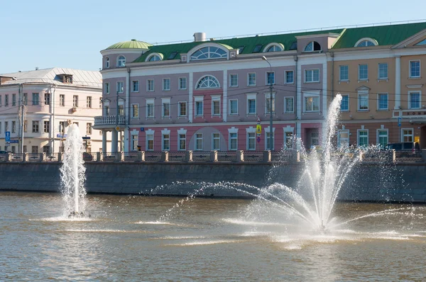 Moskva, Rusko - 09.21.2015. Fontány na Moskva Řeky odvodňovacích kanálů — Stock fotografie