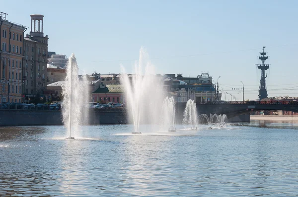 Moscow, Russia - 09.21.2015. Fountains on Moscow river drainage channels — Stock Photo, Image