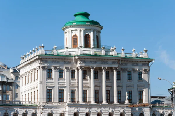 La vieja mansión del siglo XVIII - la Casa Pashkov. Actualmente, la Biblioteca Estatal de Rusia en Moscú —  Fotos de Stock