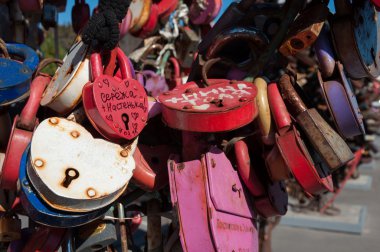 Kilitleri Bolotnaya waterfront, ağaçlarda aşıkların ağaçlarıyla