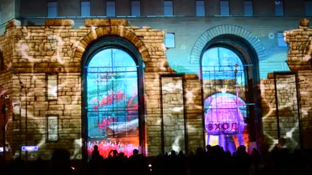 Moscú, Rusia - 03.09.2015.Festival Internacional de Moscú Círculo de Luz. Espectáculo láser, proyectado en fachada de la tienda Detsky Mir — Vídeo de stock