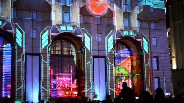 Moscú, Rusia - 03.09.2015.Festival Internacional de Moscú Círculo de Luz. Espectáculo láser, proyectado en fachada de la tienda Detsky Mir — Vídeo de stock