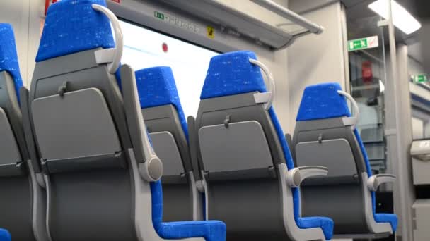 Tren moderno con asientos azules en movimiento — Vídeo de stock