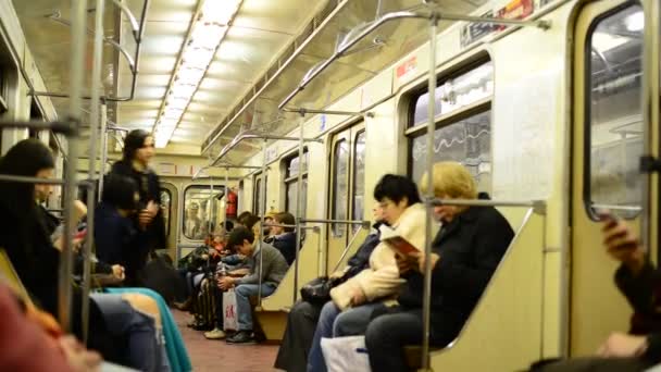 Moskva, Rusko - 03.09.2015. Cestující ve vlaku asubway — Stock video