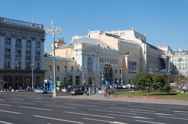 MOSCOW, RUSSIA - 21.09.2015. Teatralnaya Street - one of central streets in Moscow. Russian State Academic Youth Theatre — стокове фото