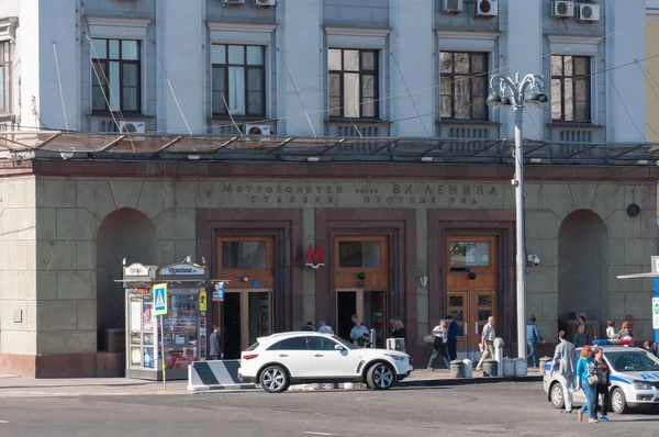 MOSCÚ, RUSIA 21.09.2015. Entrada a la estación de metro Okhotny Ryad en el centro de Moscú — Foto de Stock