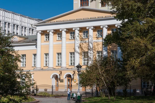 Moscow, Rusland - 21.09.2015. Speciale muziekschool Gnesin. Dit is een van de meest prestigieuze muzikale instellingen in het land. — Stockfoto