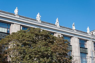 Moskova, Rusya - 09.21.2015. Moskova. Çatı Devlet Kütüphanesi adına Lenin heykelleri