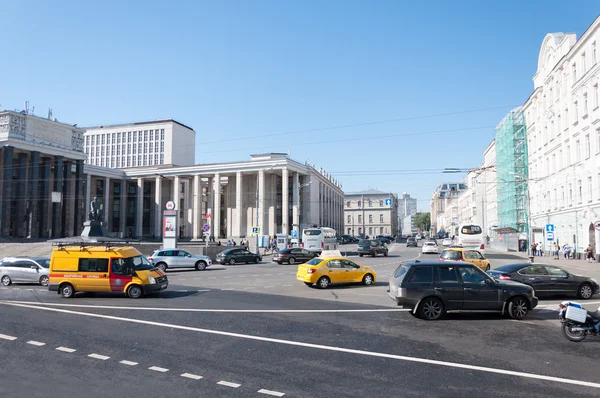 莫斯科, 俄罗斯-09.21.2015。莫斯科。vozdvizhenka 街和 lenin 国家图书馆名称 — 图库照片