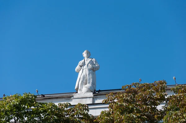 Moskva, Ryssland - 09.21.2015. Moskva. Skulpturerna på taket statliga arkivet namnet Lenin — Stockfoto