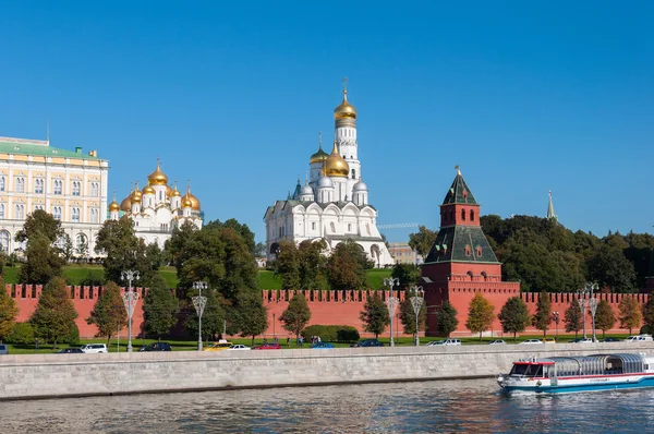 MOSCOW, RUSSIA - 21.09.2015.  the Moscow Kremlin and  waterfront, Russia — Stock Photo, Image