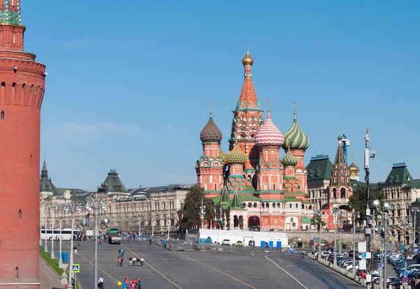 Moskwa, Rosja - 21.09.2015. Saint Basil Cathedral i Wasilewski zejście z Placu Czerwonego w Moskwie Kremla, — Zdjęcie stockowe