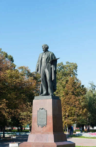 Moskau, russland - 21.9.2015. Denkmal des berühmten Malers repin auf dem bolotnaja-Platz — Stockfoto