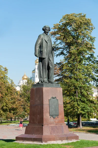 Москва, Россия - 09.21.2015. Памятник известному художнику Репину на Болотной площади — стоковое фото