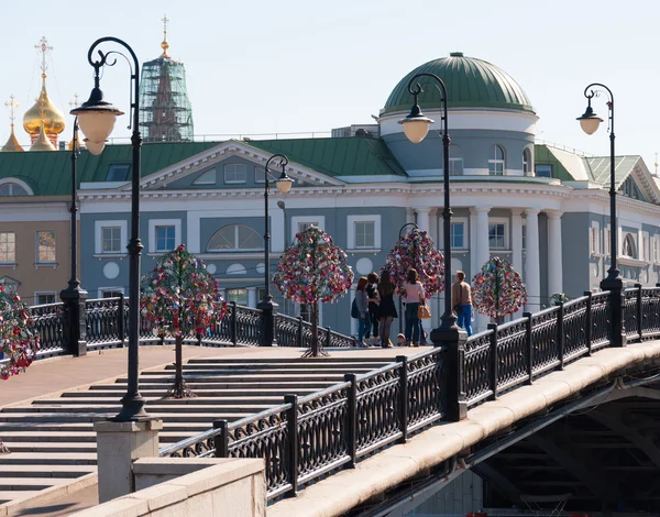 MOSCOU, RUSSIE - 21.09.2015. Pont piéton Loujkov, lieu de promenades de masse — Photo