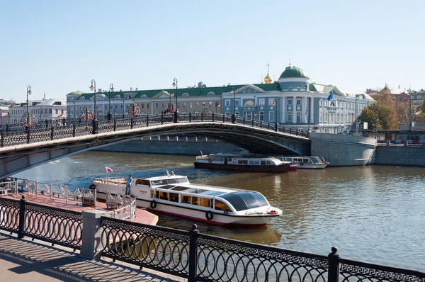 MOSCOU, RUSSIE - 21.09.2015. Pont piéton Loujkov, lieu de promenades de masse — Photo