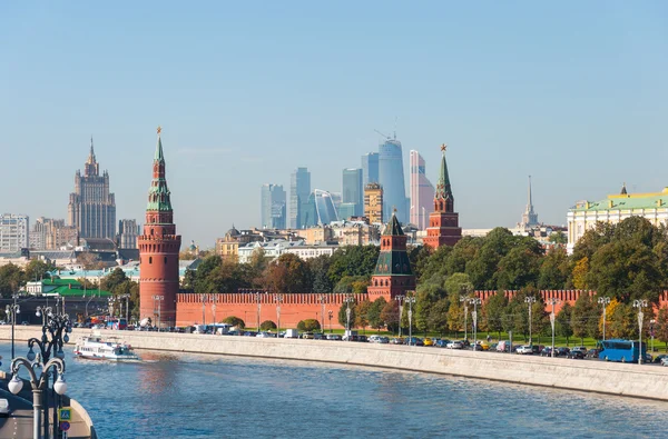 MOSCÚ, RUSIA - 21.09.2015. el Kremlin de Moscú y el centro de negocios internacional Moscú-Ciudad — Foto de Stock