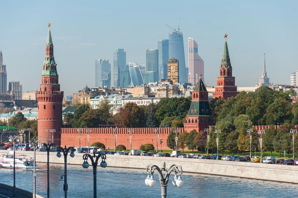 MOSCÚ, RUSIA - 21.09.2015. el Kremlin de Moscú y el centro de negocios internacional Moscú-Ciudad — Foto de Stock