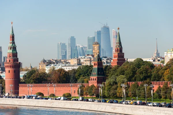 MOSCÚ, RUSIA - 21.09.2015. el Kremlin de Moscú y el centro de negocios internacional Moscú-Ciudad — Foto de Stock