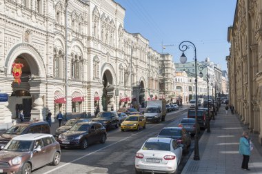 Moskova, Rusya - 21.09.2015. Ilinka Street, sakız ve ikinci satır ticaret