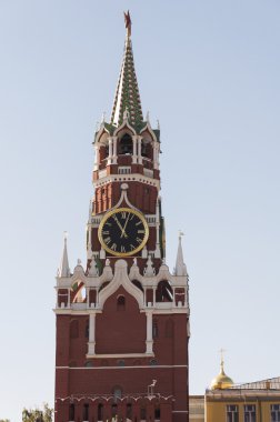 Kremlin işçinin kule saatin üzerine gökyüzü