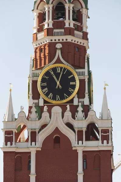 Cremlino Spasskaya orologio torre sopra il cielo — Foto Stock